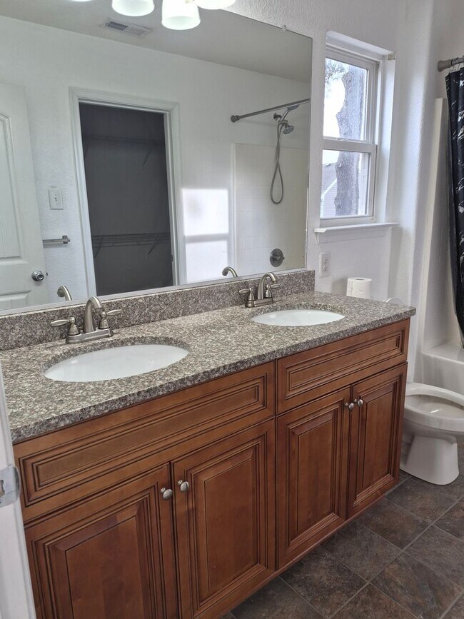 Building Photo - 1723 Fisher Ave