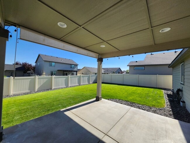 Building Photo - Move-In Special: $700 off Move-in Costs, G...