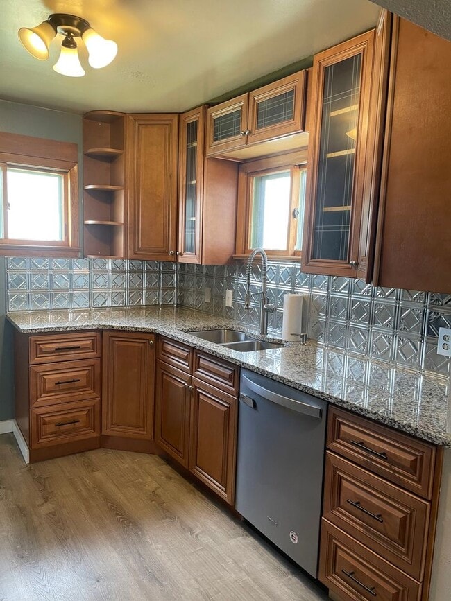 Building Photo - Large Single Family Residence for Rent!