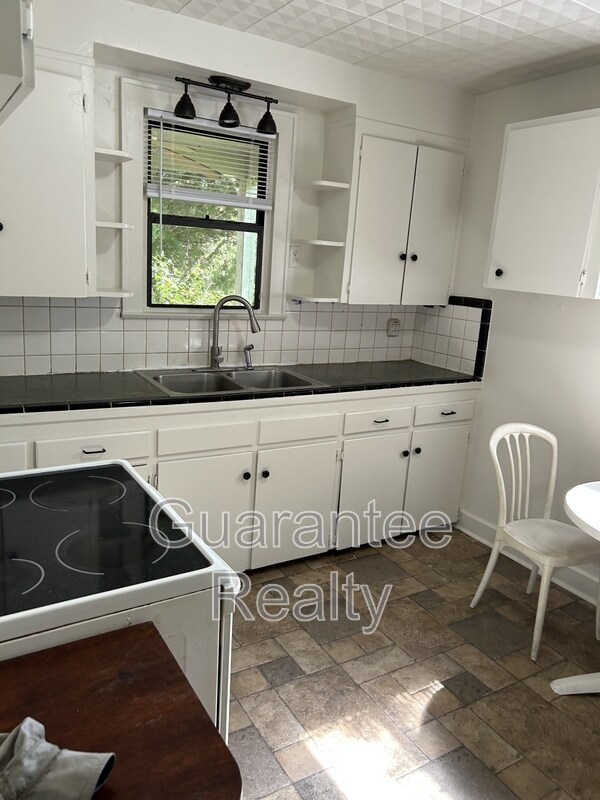 Building Photo - 2246 SE 3rd Ave