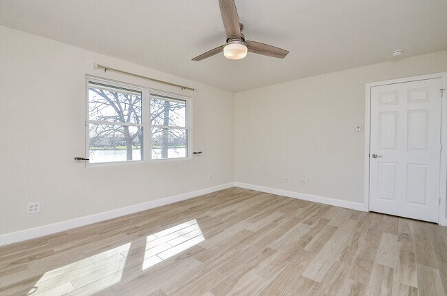 Building Photo - 414 Lakeview Dr