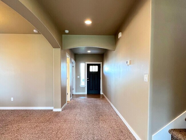 Building Photo - West Richland Home On 0.32 Acres