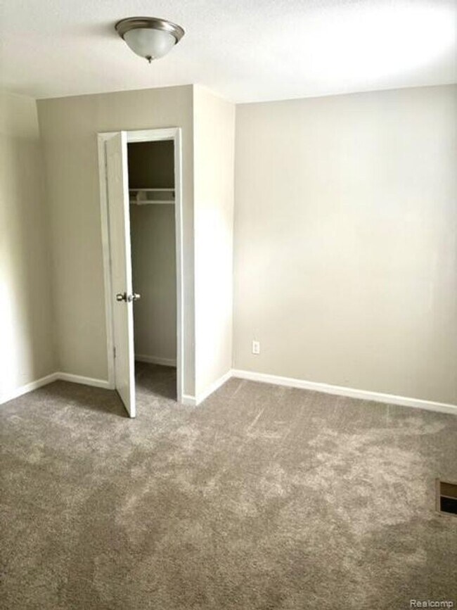 Building Photo - 28449 Glenwood St