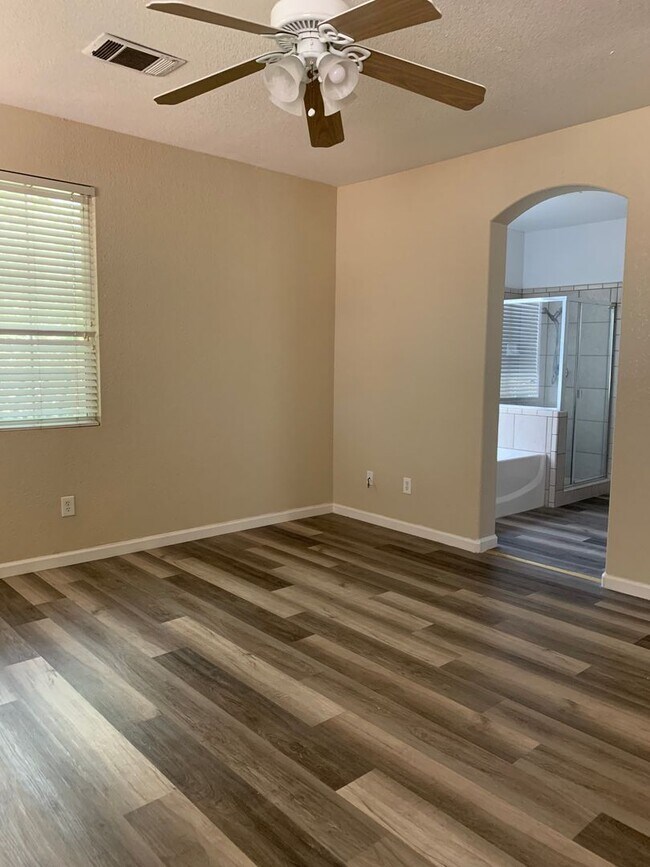 Building Photo - 6 BR 3 BA 2 Story home available in Visali...