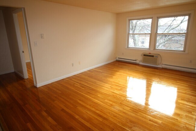 Building Photo - 318 Nesmith St