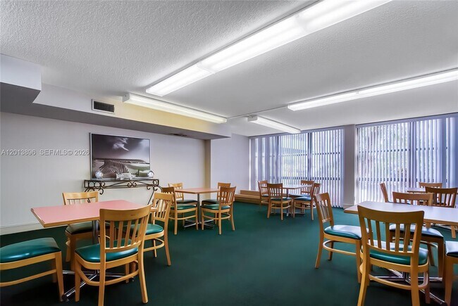 Building Photo - 800 Parkview Dr