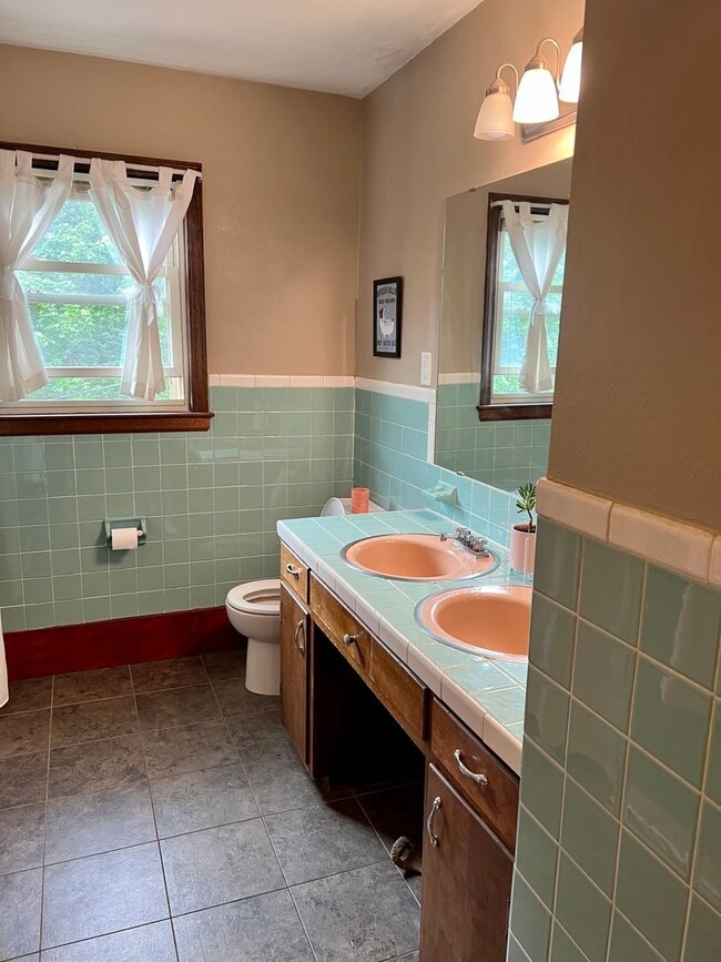 Building Photo - Charming 3 Bedroom Christiansburg Home
