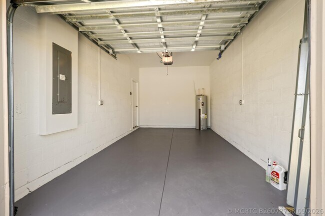 Building Photo - 1719 Party Pl