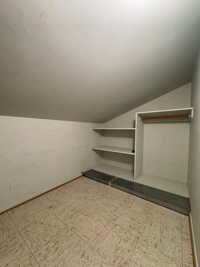 Building Photo - Spacious 6 Bedroom, 3 Bathroom Home Near CWU