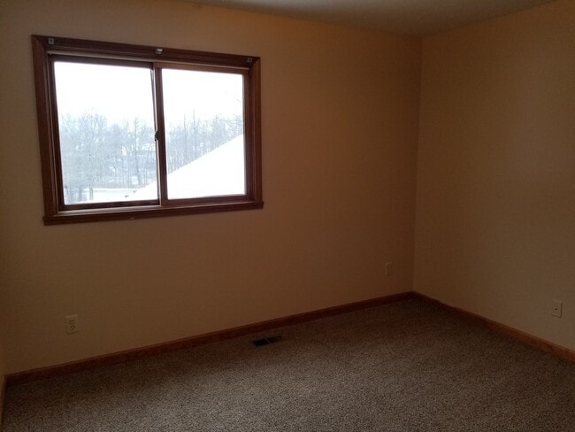 Building Photo - 3 bed 1.5 bath home available July 15th.