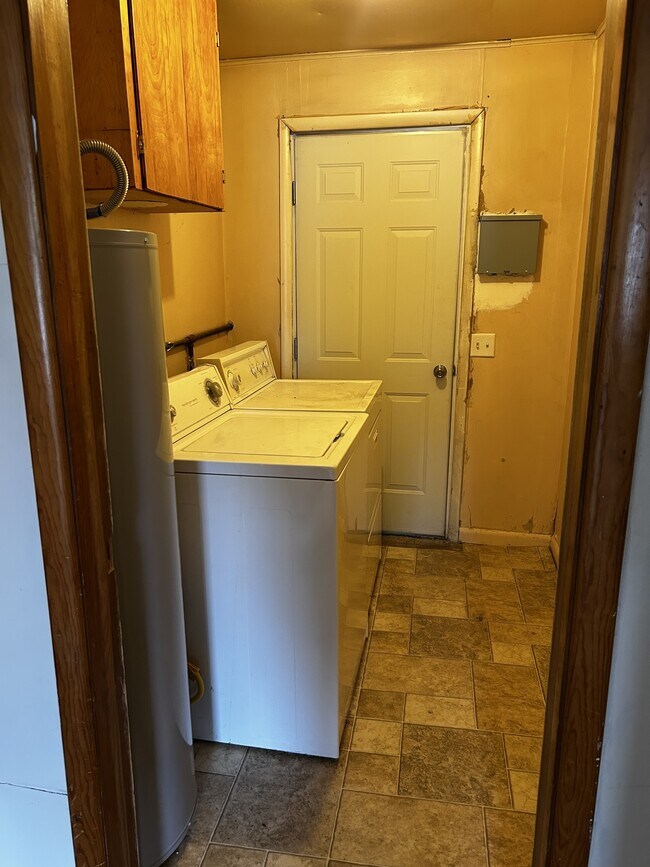 Building Photo - 413 W 5th St