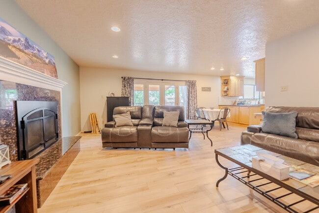 Building Photo - Private Room for Rent with Garage Access -...