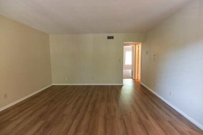 Building Photo - 3812 Country Club Rd