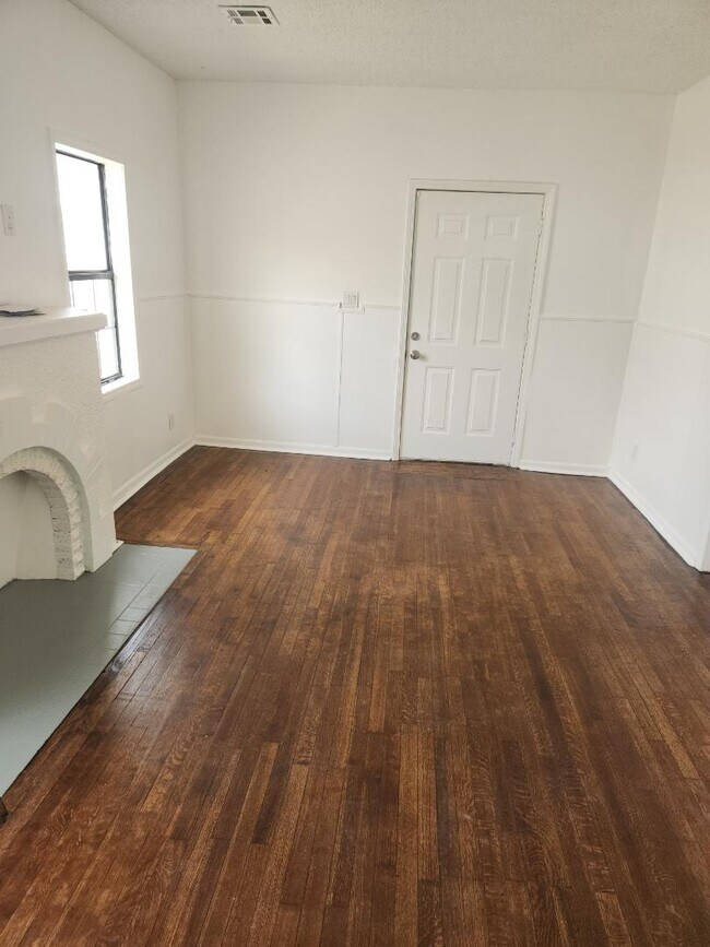 Building Photo - 1223 N Chautauqua Ave