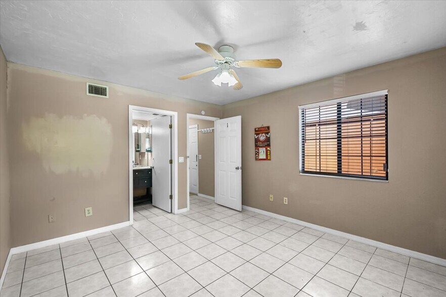 Building Photo - 5864 SW 8th Pl