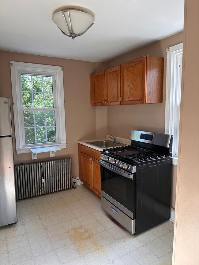 Building Photo - 3034 Pinewood Ave