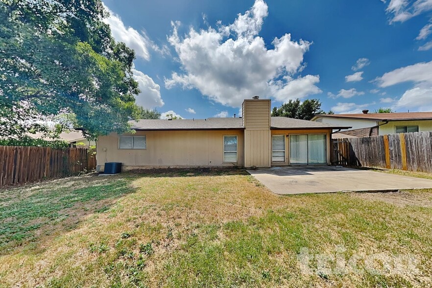 Building Photo - 7527 Ledgebrook Dr