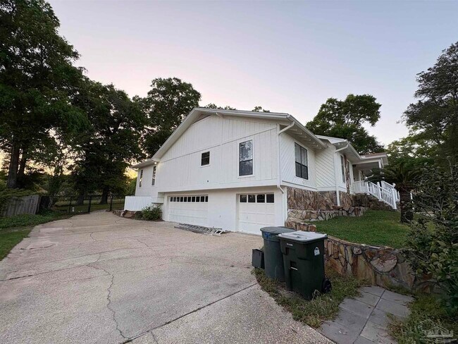 Building Photo - 8755 Thunderbird Dr