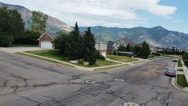 Building Photo - 5 bdrm 3bth Home 3 Car Garage Some utilities included