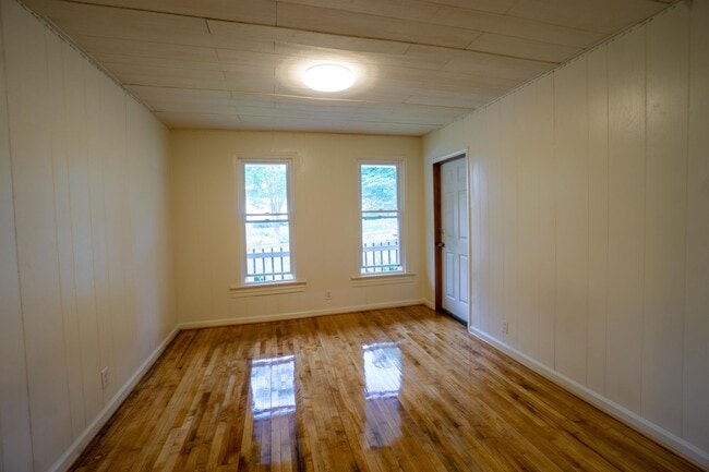 Building Photo - 715 S Beech St