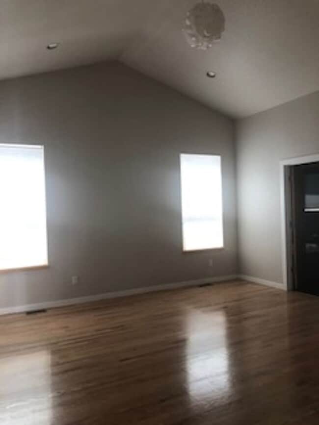 Building Photo - Lovely and Light Open Concept Louisville H...