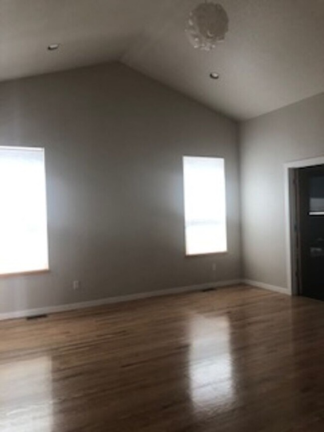 Building Photo - Lovely and Light Open Concept Louisville Home for Lease!
