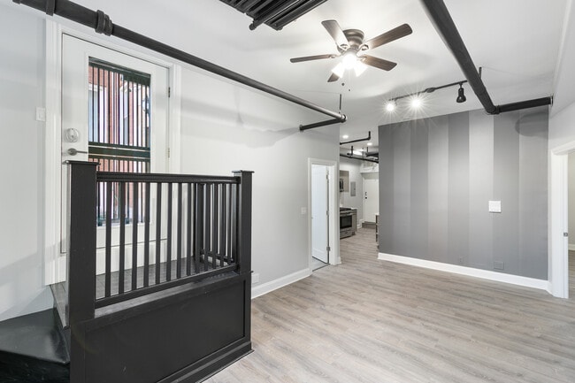 Building Photo - 7618 N Eastlake Terrace