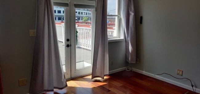 Building Photo - Chamring 2-Bedroom Locust Point Townhome w/ Deck