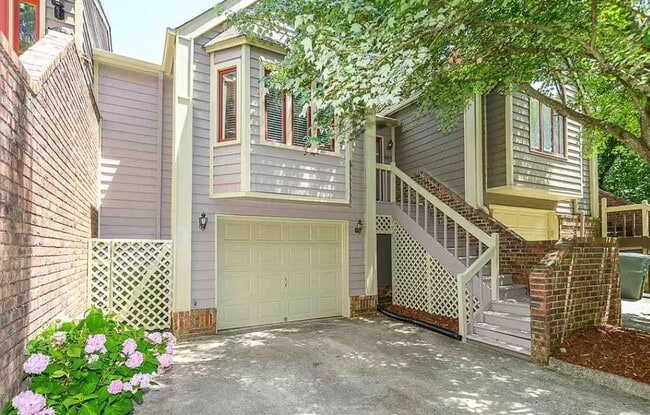 Building Photo - 2 Bed/ 2.5 Bath Townhouse