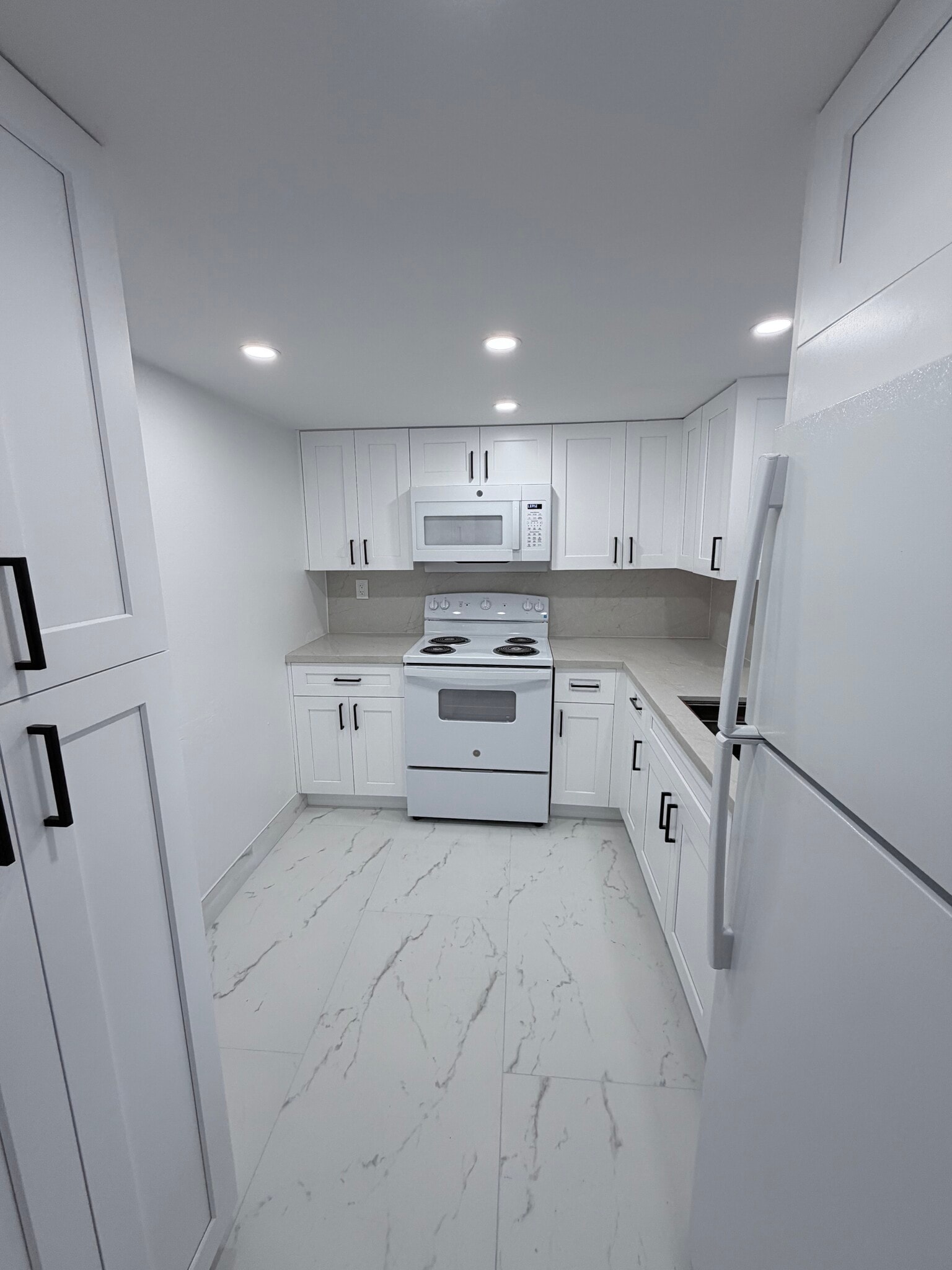 Building Photo - 9365 Fontainebleau Blvd