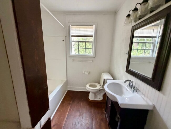 Building Photo - 2 Bed 1 Bath House