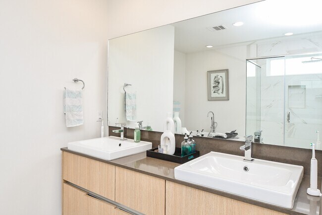 Building Photo - 5519 Paraiso Pl