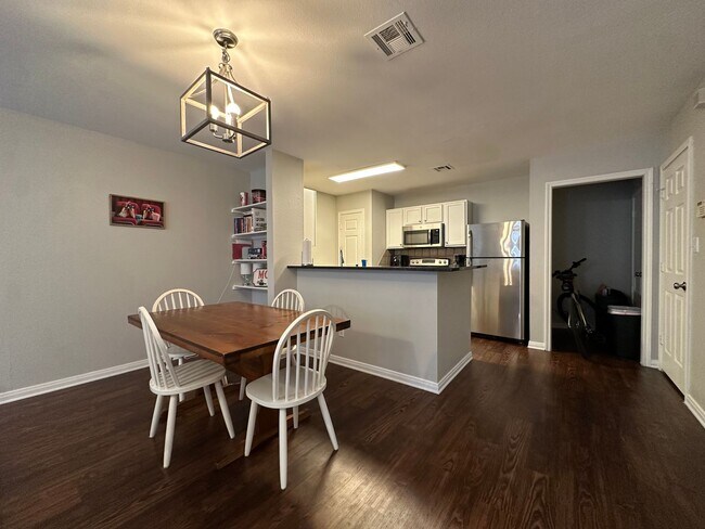 Building Photo - 4/4 Townhome in the Inner Baylor Bubble - Walk to Campus!