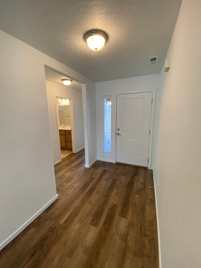 Building Photo - Stunning 3 Bed 2 Bath Rancher in Spokane V...