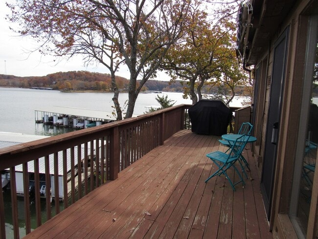 Building Photo - Top floor 2 bedroom condo in Camdenton