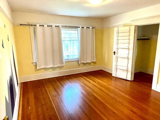 Building Photo - Coveted Laurelhurst Craftsman, Detached Garage, A/C, Hardwoods...A Rare Listing!