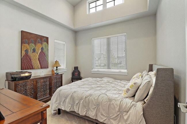 Building Photo - 4706 S Cottage Ln