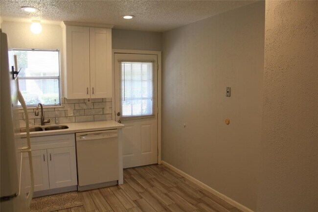 Building Photo - 1016 W Tri Oaks Ln