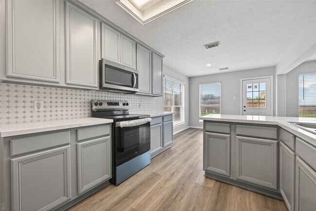 Building Photo - 6915 Great Oaks Shadow Dr