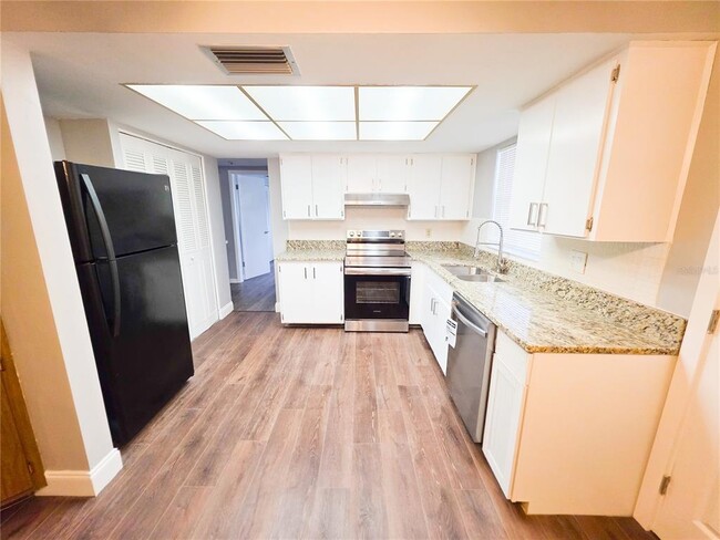 Building Photo - 7435 Hollyridge Dr