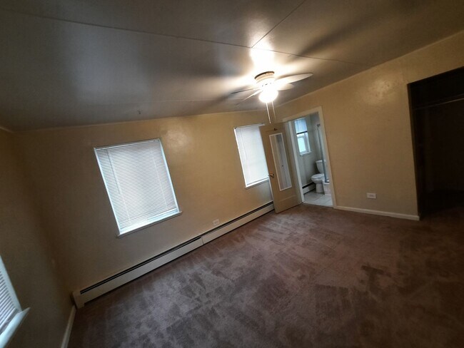 Building Photo - Ground-Level 1 Bed with Front Patio – Walk...