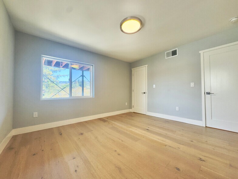 Building Photo - 914 Everett Ave