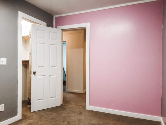 Building Photo - 4 Bed/ 2 Bath Townhome!
