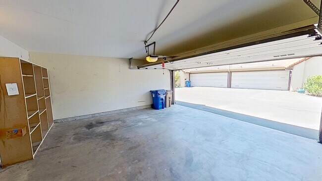 Building Photo - Spacious 3 bed / 3 bath in the More Mesa area