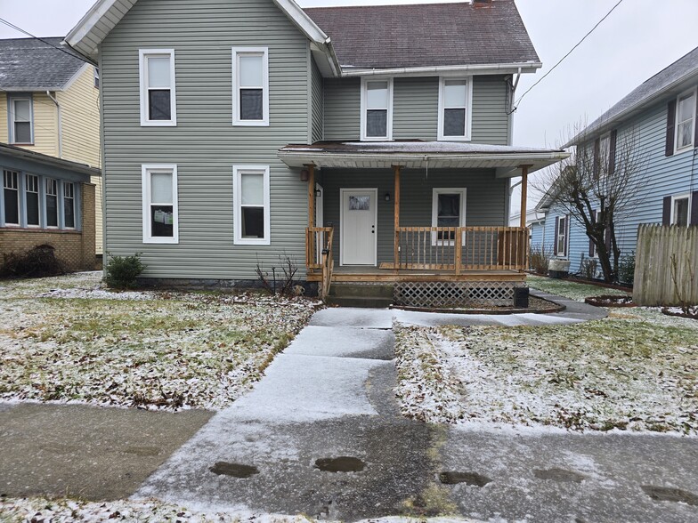 Front door on left - 301 6th St SW