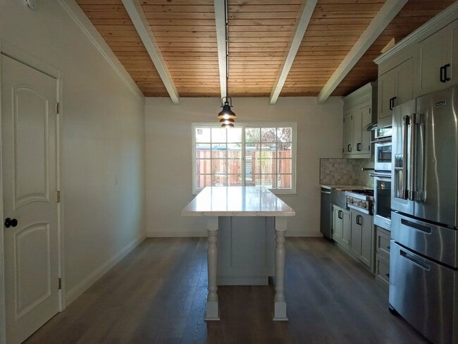 Building Photo - Beautifully Remodeled 2bd Single Story Hou...