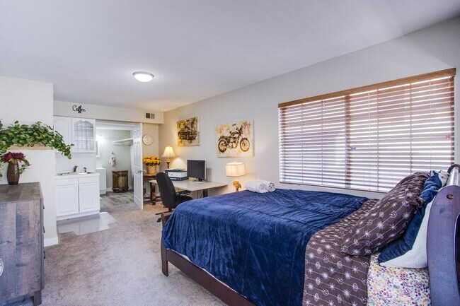 Building Photo - Spacious, Stylish, and Fully Furnished – L...