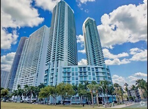 Building Photo - 1900 N Bayshore Dr