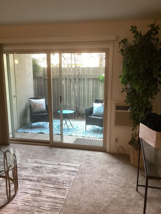 Building Photo - Tasteful Single Story Condo 1bd/1ba - Grea...