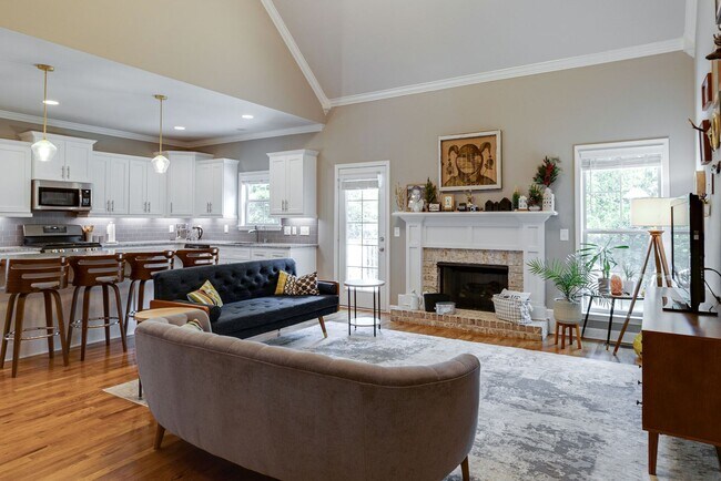 Building Photo - 4 Bedroom, 3 Bath Home w/ Backyard and 2 Car Garage